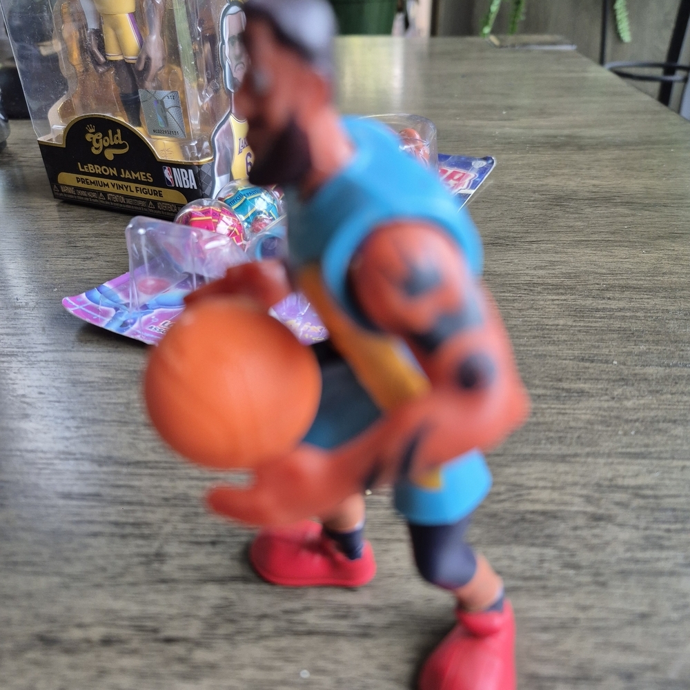 Collectible Lebron James Figurines Lakers Jersey Gold Space Jams Pop Up McDonald - Picture 9 of 14